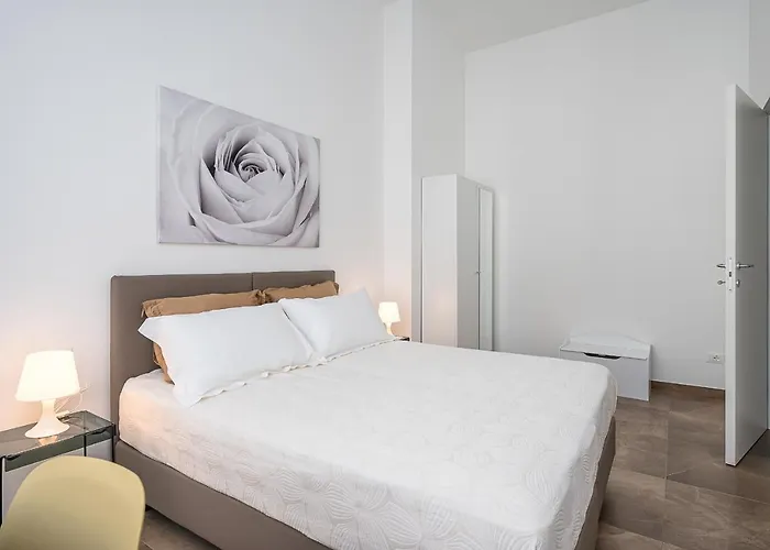 Modern In Navigli-near Darsena & Bocconi Apartment *